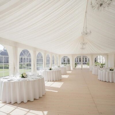 comprare Luxury White Aluminum Wedding Party Marquee Tent Interior Curtains Cattedrale Finestre per le celebrazioni matrimoniali belghe fabbricazione online