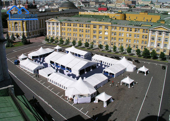 Tenda temporanea per festa nel cortile di casa