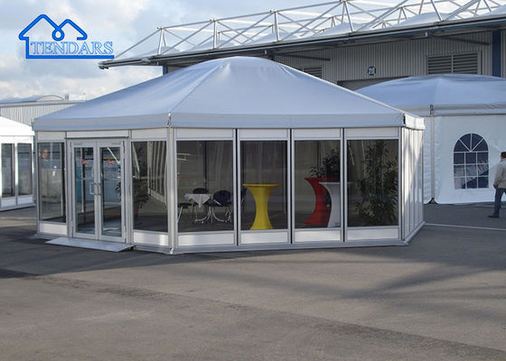 Tenda di pagoda esagonale personalizzata con parete di vetro e pavimento di rivestimento per porte di vetro