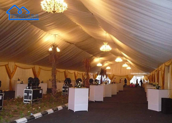 Potrebbe essere una tenda da festa bianca con rivestimenti e tende.