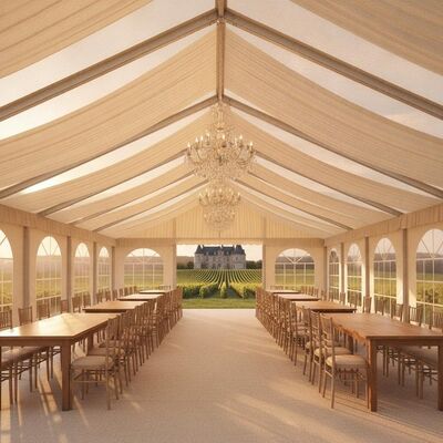 Tenda per tendone per matrimoni di lusso con vigneto, struttura in alluminio, lampadario con rivestimento in avorio, luogo di ricevimento del castello francese
