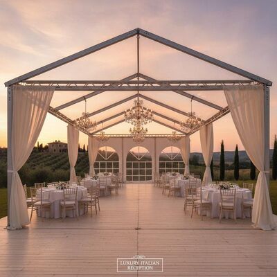 Tenda per tendoni per matrimoni di lusso italiana, struttura in alluminio, lampadario drappeggiato in avorio, location per ricevimenti nella campagna toscana