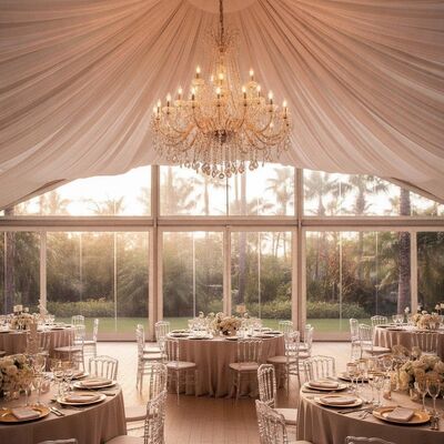 Tenda per tendone per feste di matrimonio di lusso premium in Vietnam, pareti trasparenti per finestre, rivestimento interno, lampadario pronto