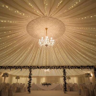 Tenda da ricevimento elegante per interni con soffitto decorato per matrimoni